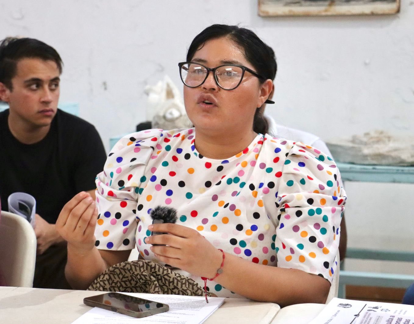 Puede ser una imagen de 8 personas, personas estudiando y texto