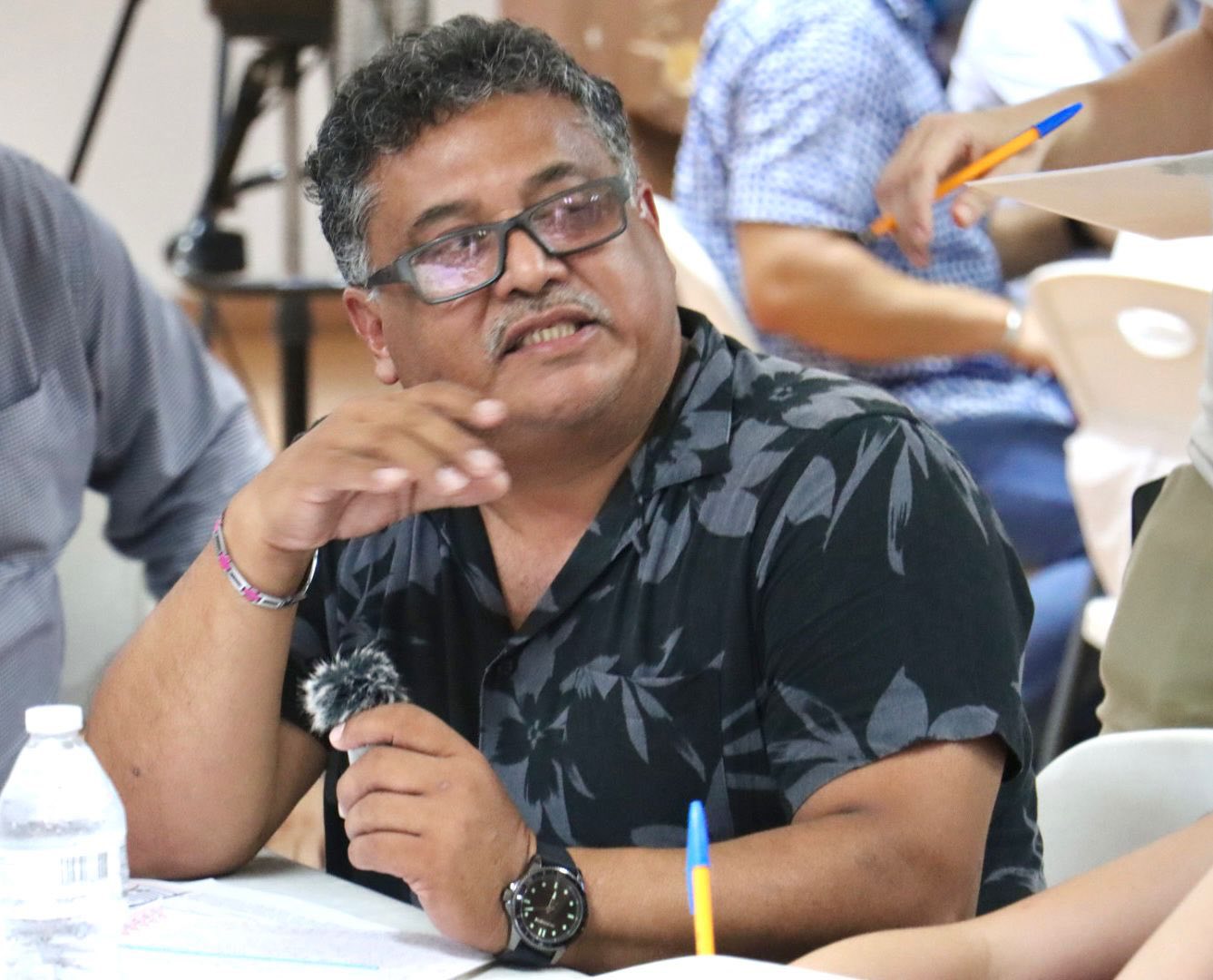 Puede ser una imagen de 8 personas, personas estudiando y texto