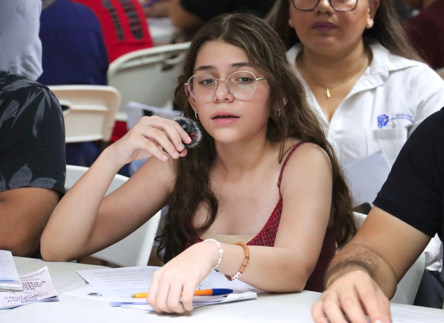 Puede ser una imagen de 8 personas, personas estudiando y texto