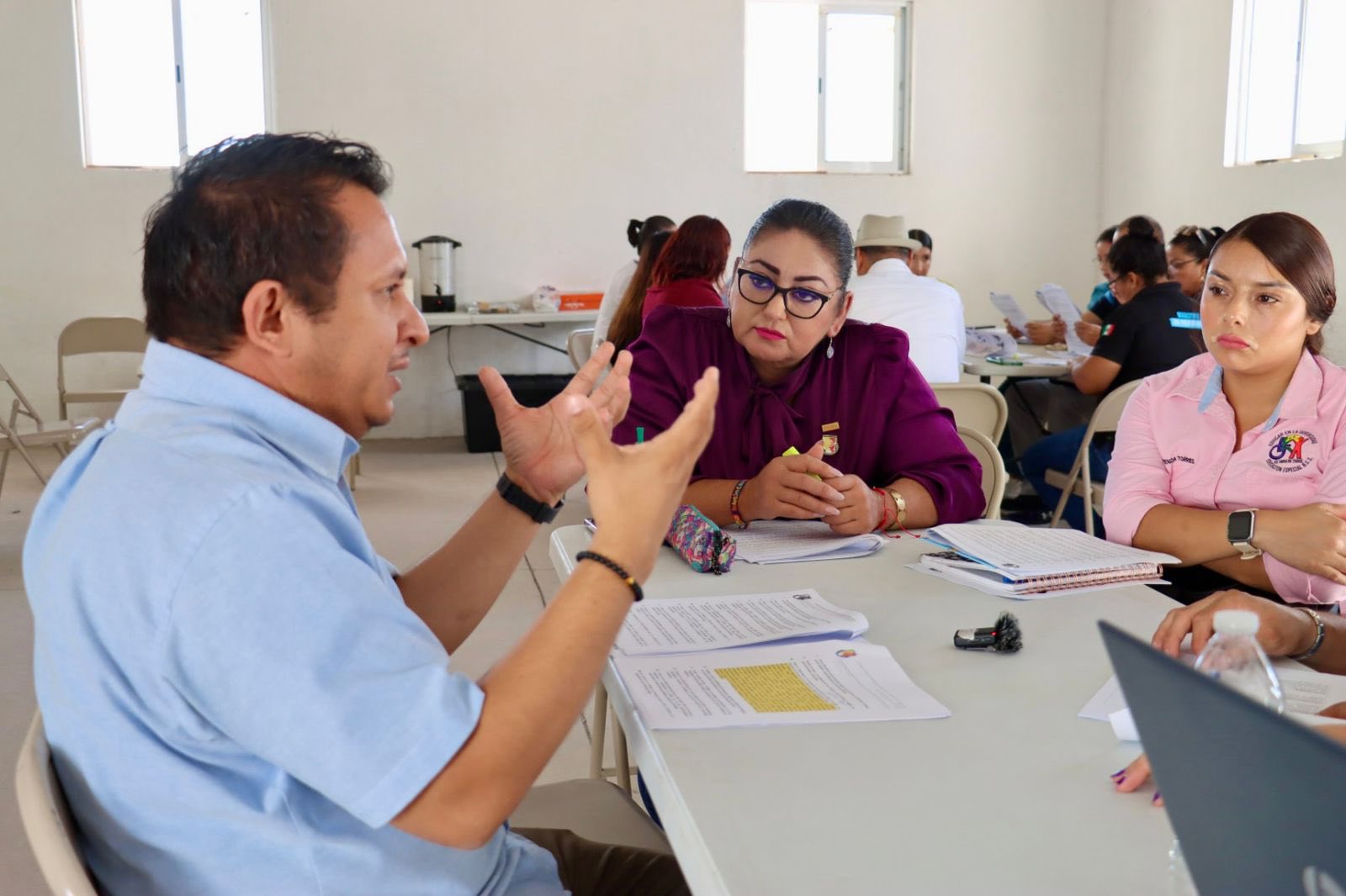 Puede ser una imagen de 4 personas y texto