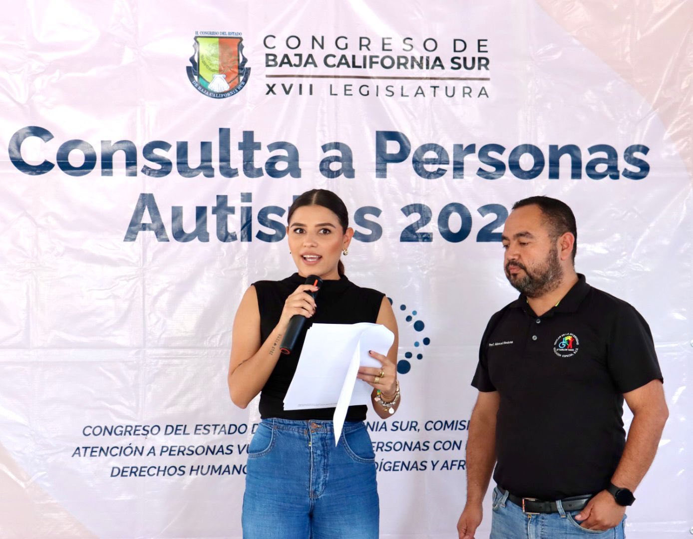 Puede ser una imagen de 4 personas y texto