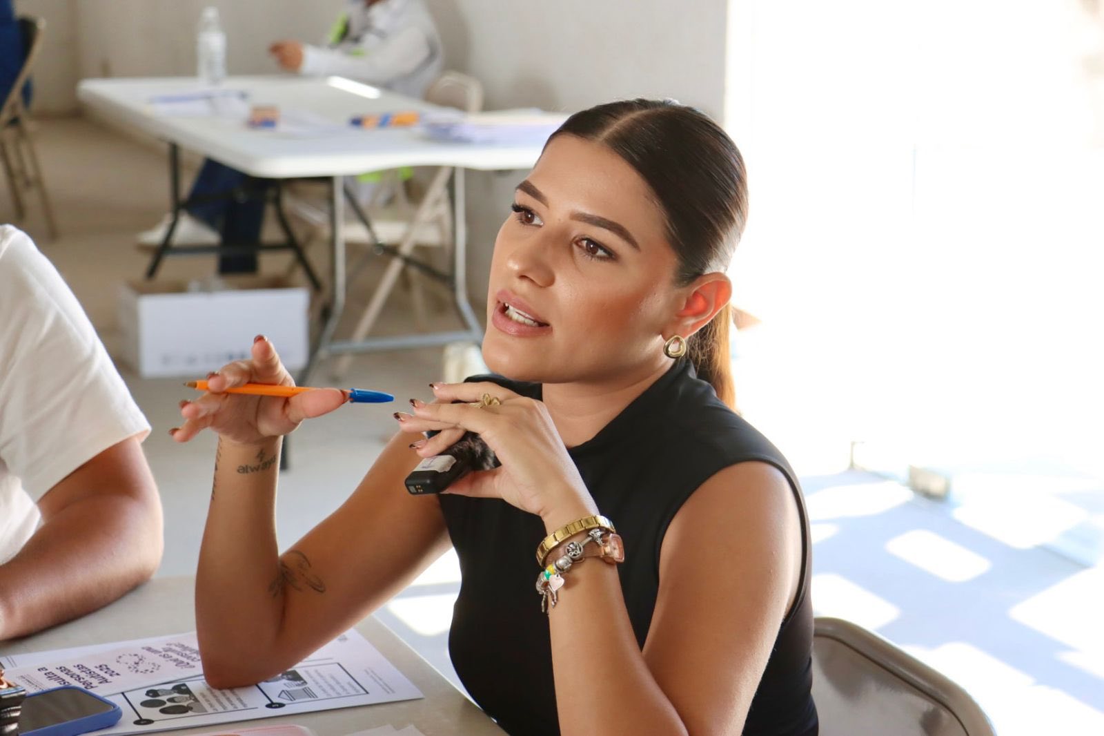 Puede ser una imagen de 4 personas y texto