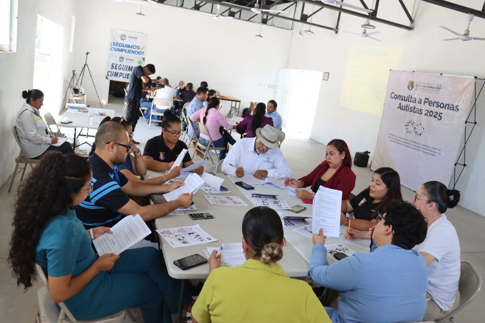 Puede ser una imagen de 4 personas y texto