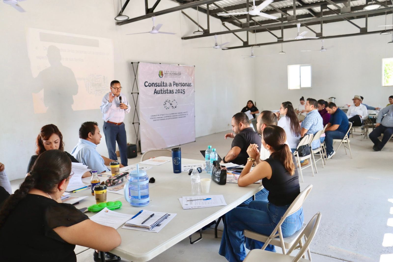 Puede ser una imagen de 4 personas y texto