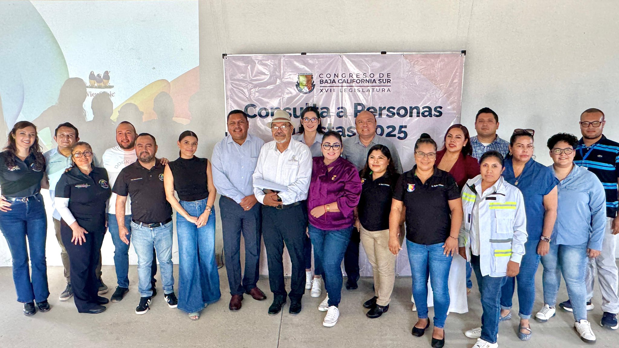 Puede ser una imagen de 4 personas y texto