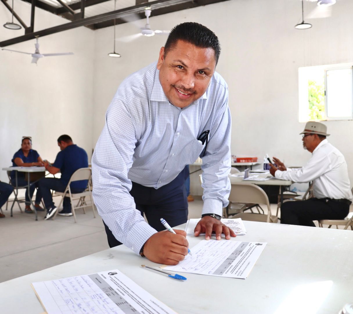 Puede ser una imagen de 4 personas y texto