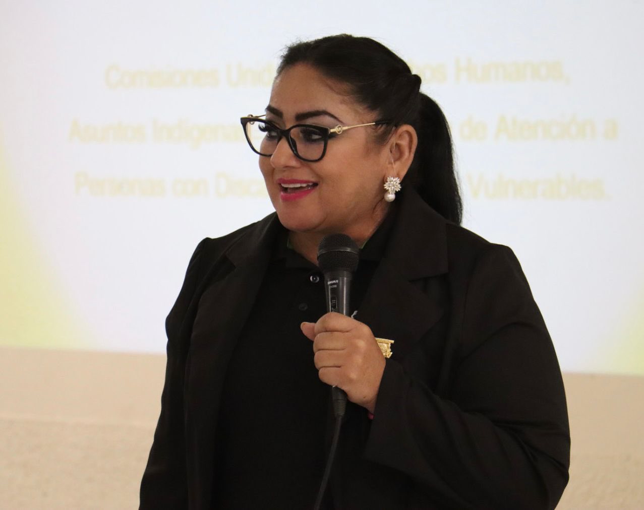 Puede ser una imagen de 4 personas y texto