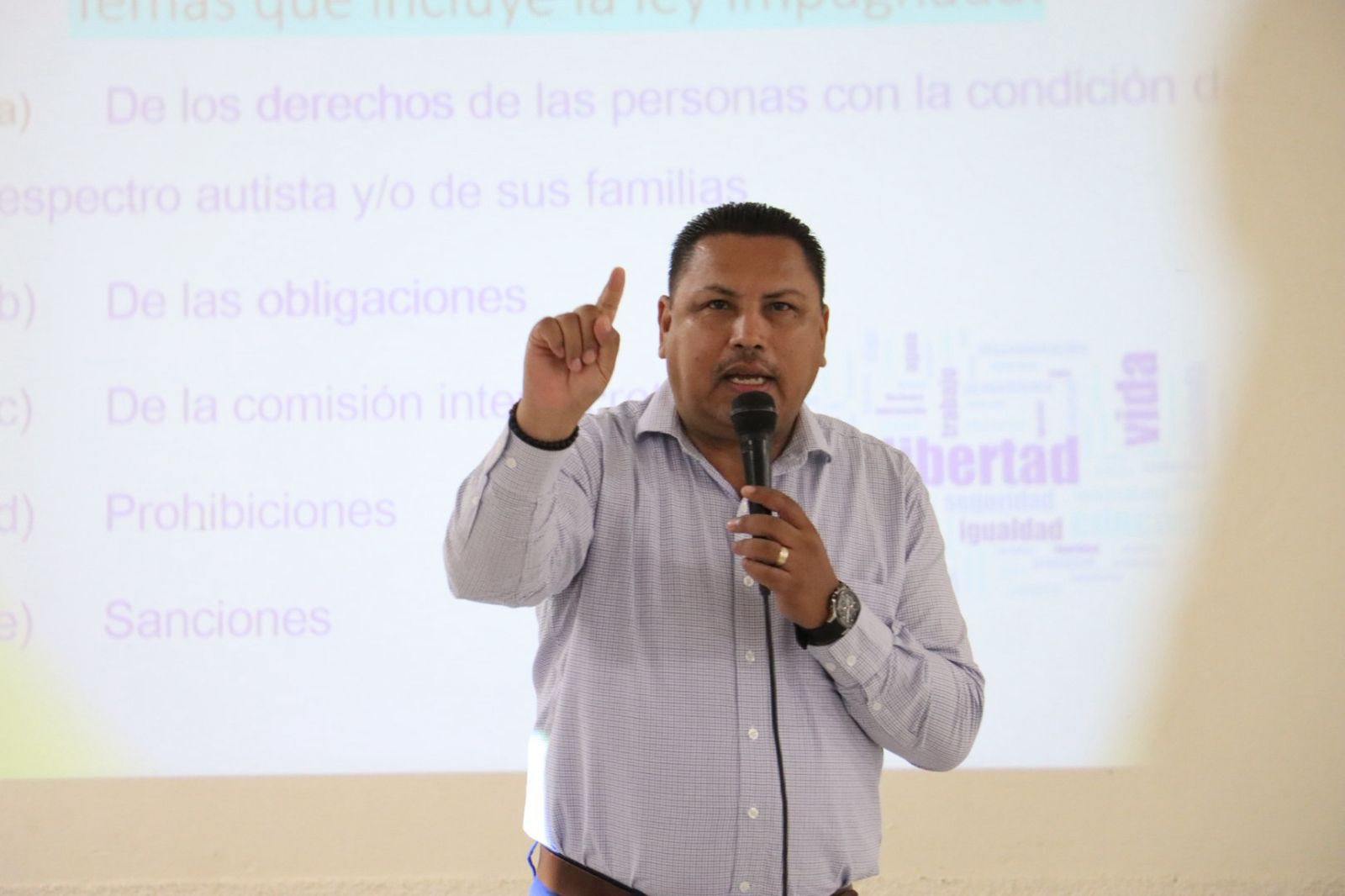 Puede ser una imagen de 2 personas y texto que dice "ONGRESO C"