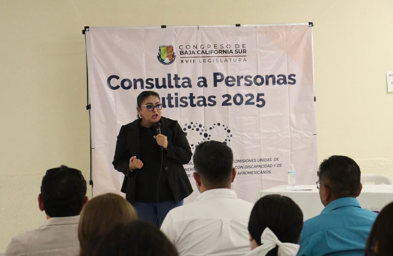 Puede ser una imagen de 9 personas y texto