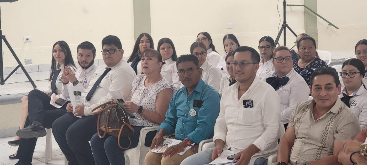 Puede ser una imagen de 7 personas