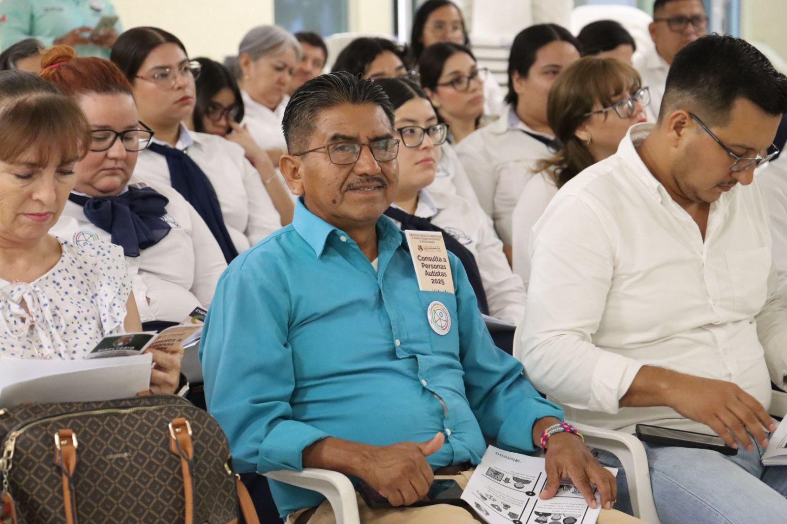 Puede ser una imagen de 9 personas y texto