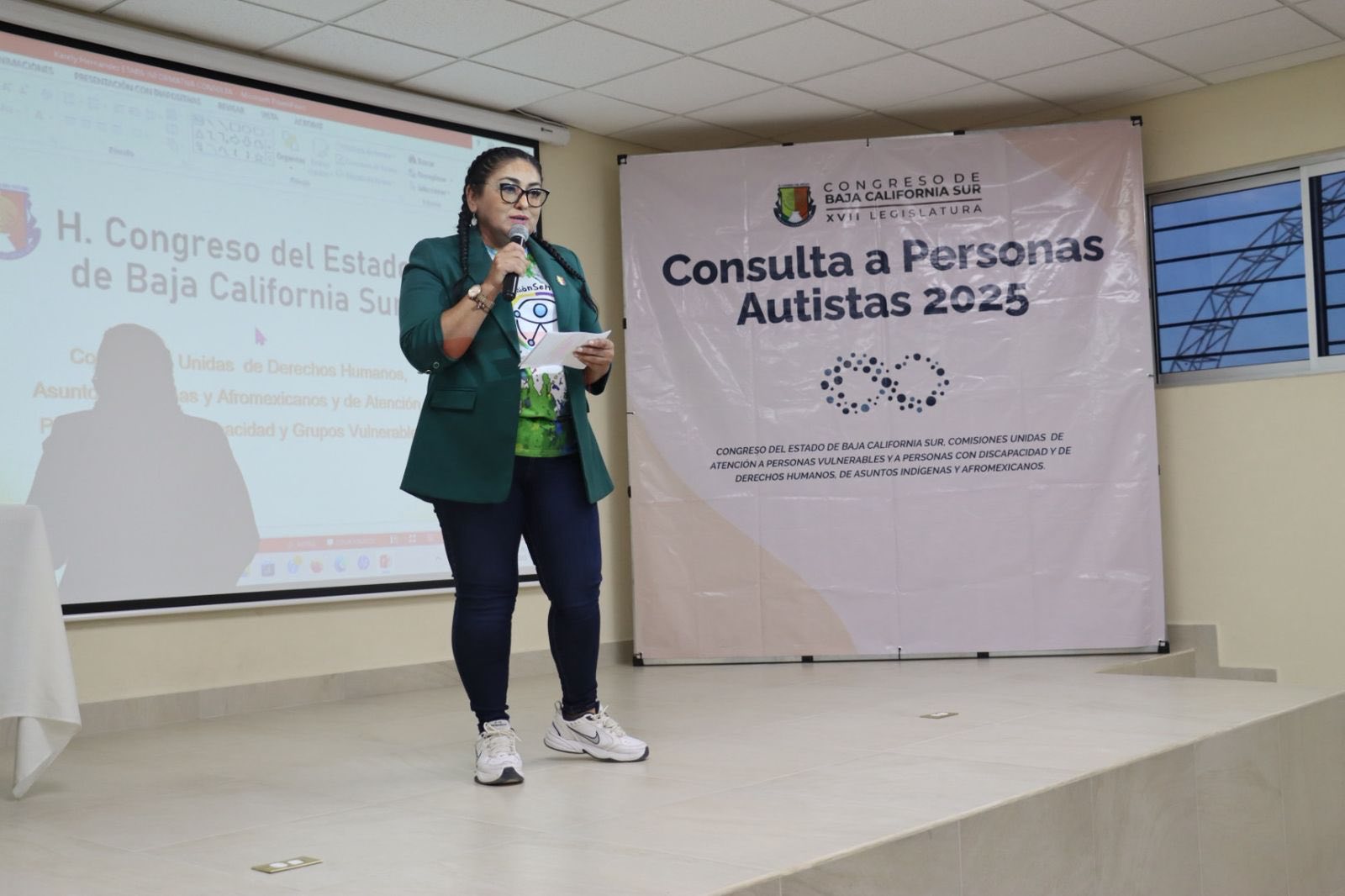 Puede ser una imagen de 4 personas y texto