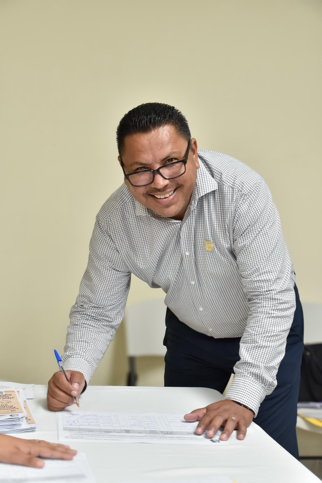 Puede ser una imagen de 2 personas y texto que dice "ONGRESO C"