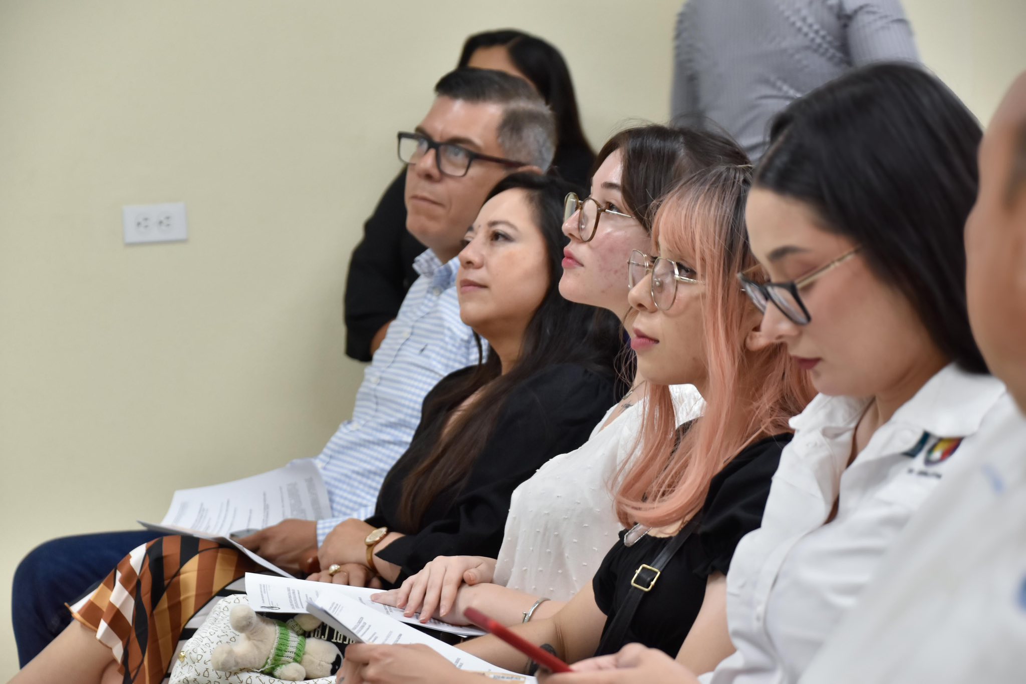 Puede ser una imagen de 9 personas y texto