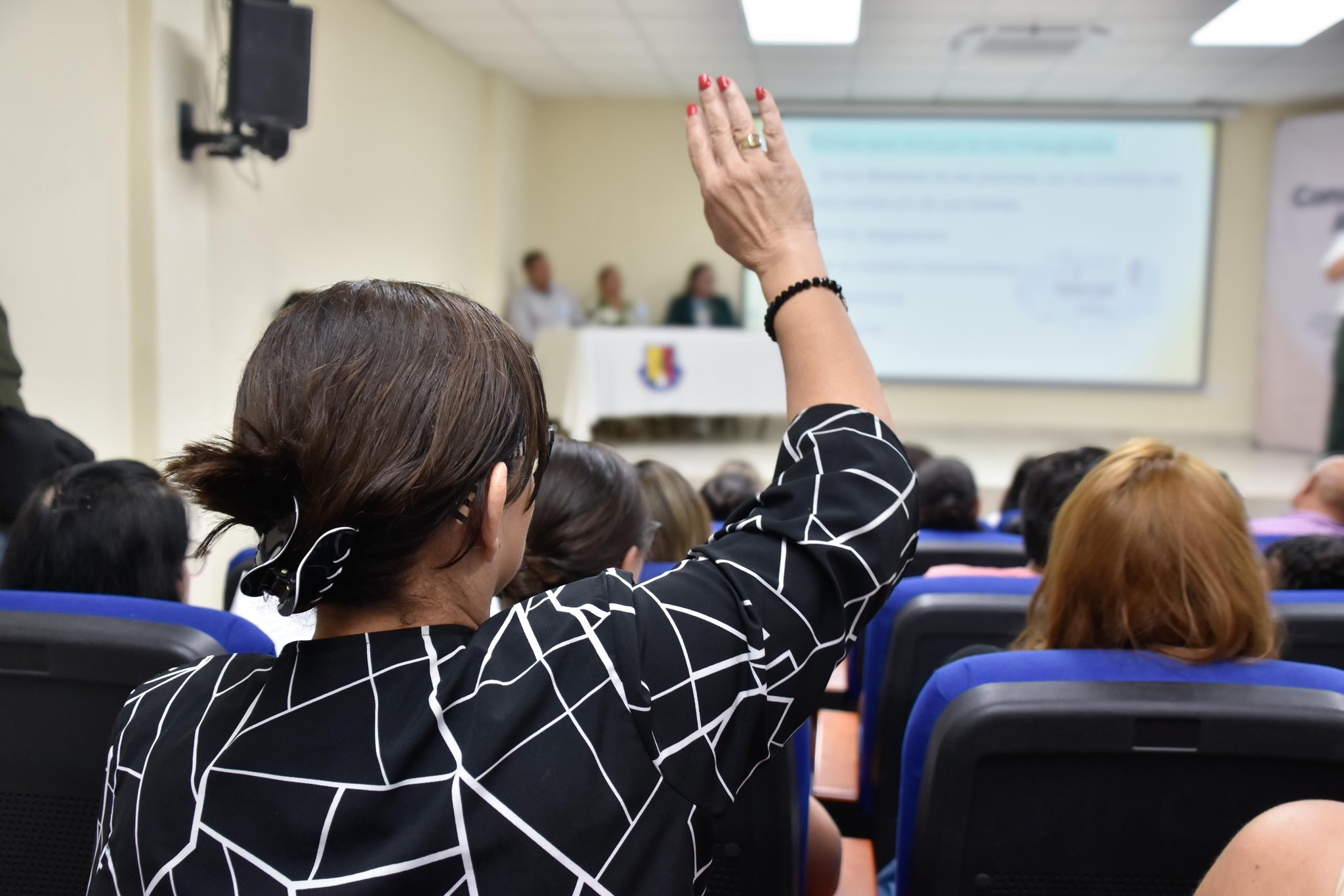 Puede ser una imagen de 8 personas, personas estudiando y texto