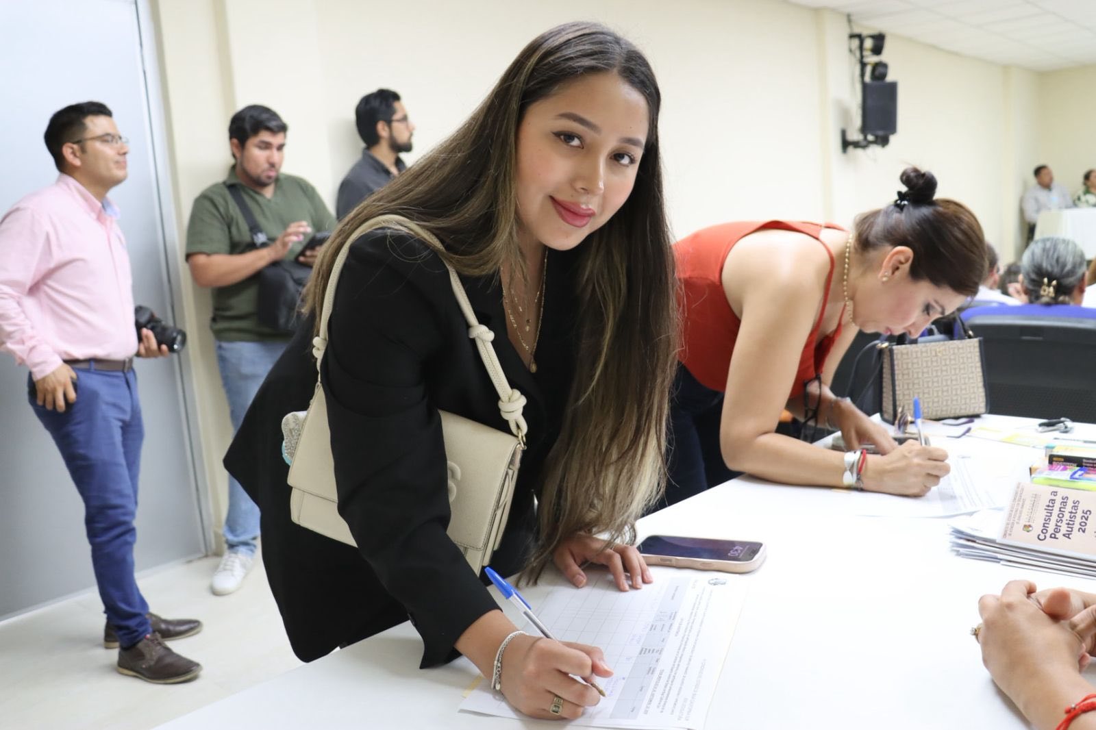 Puede ser una imagen de 7 personas