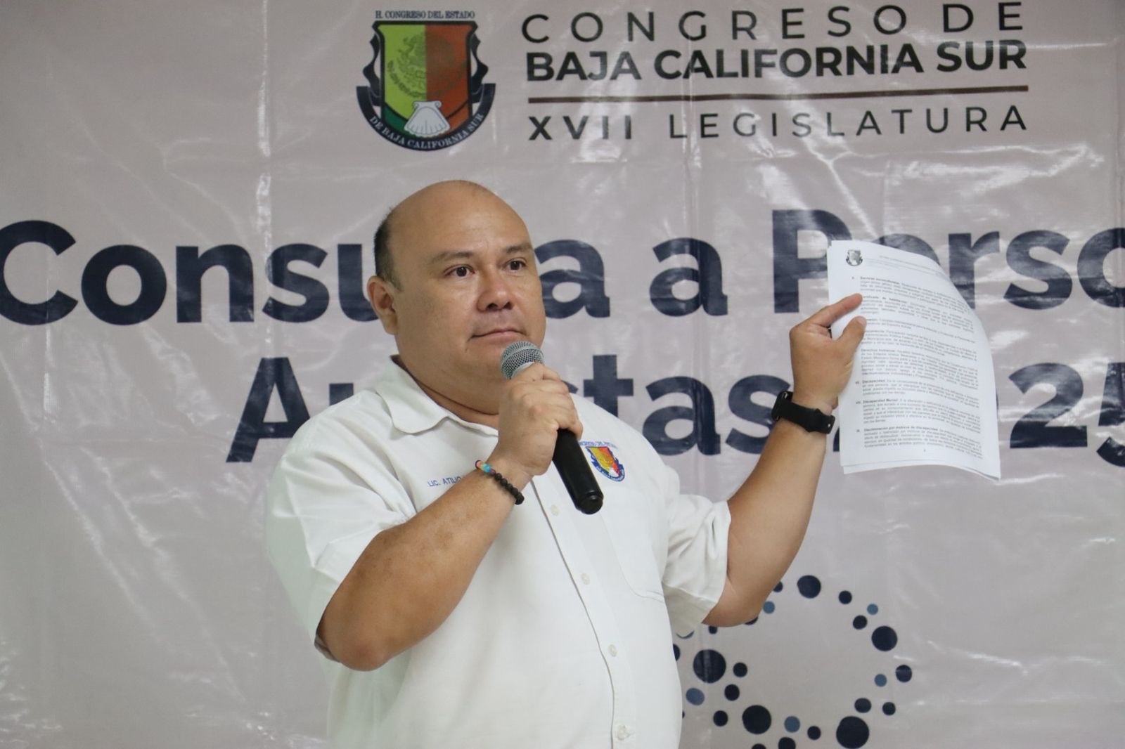 Puede ser una imagen de 9 personas y texto