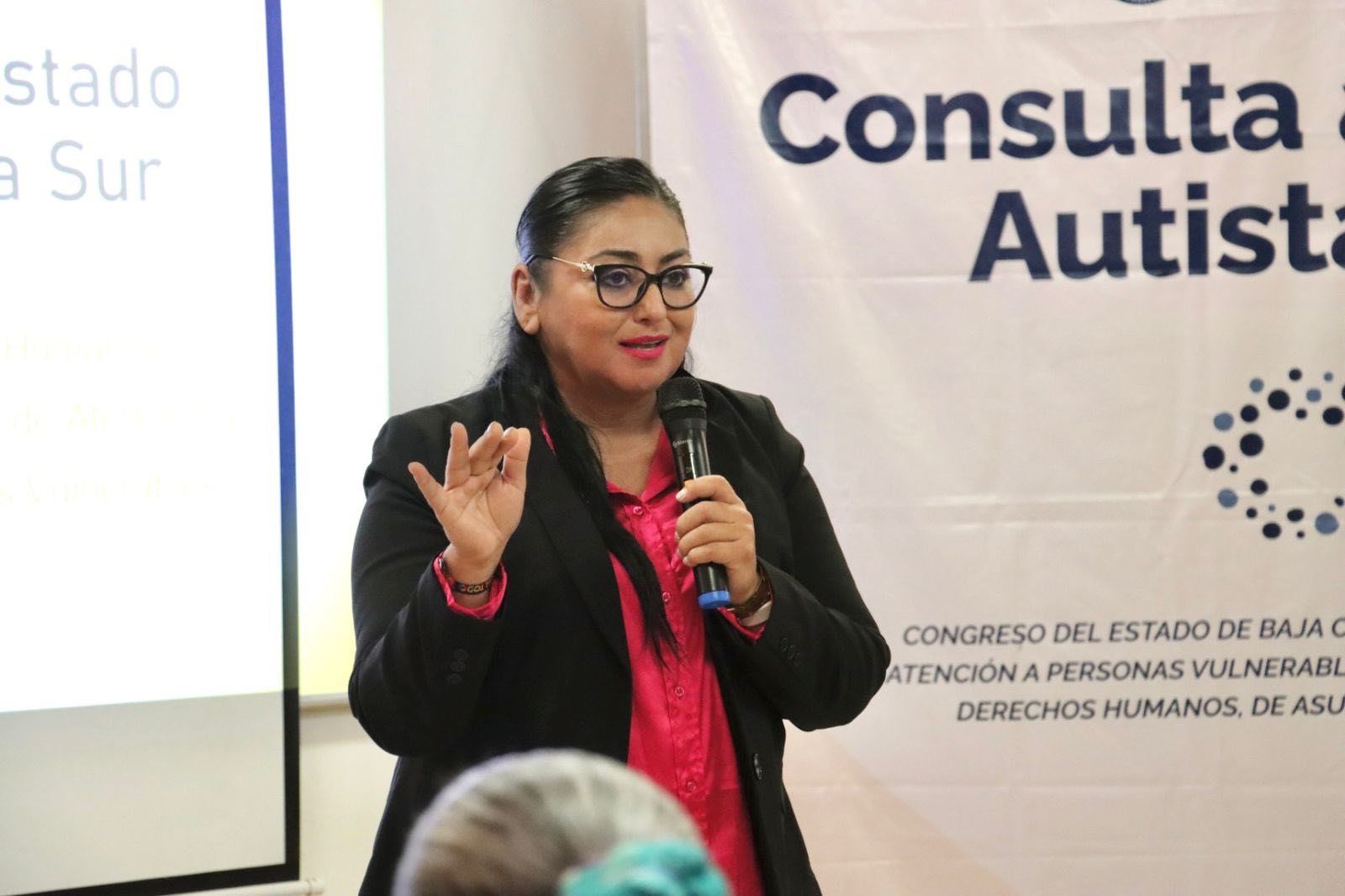 Puede ser una imagen de 4 personas y texto