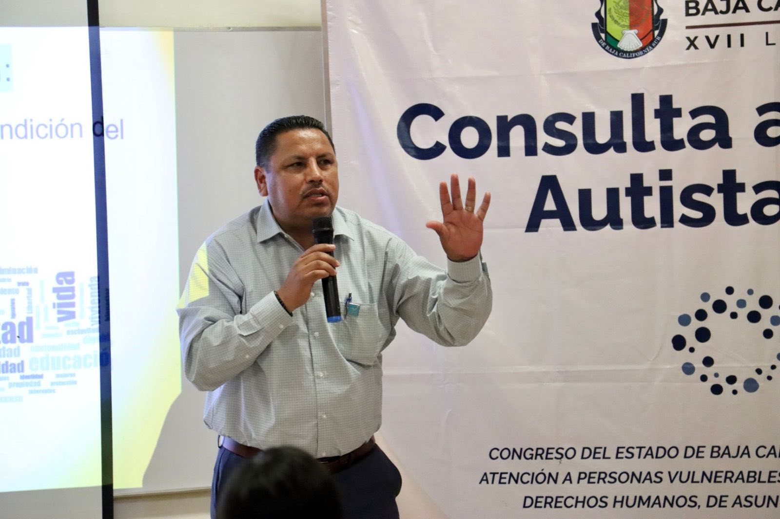 Puede ser una imagen de 9 personas y texto