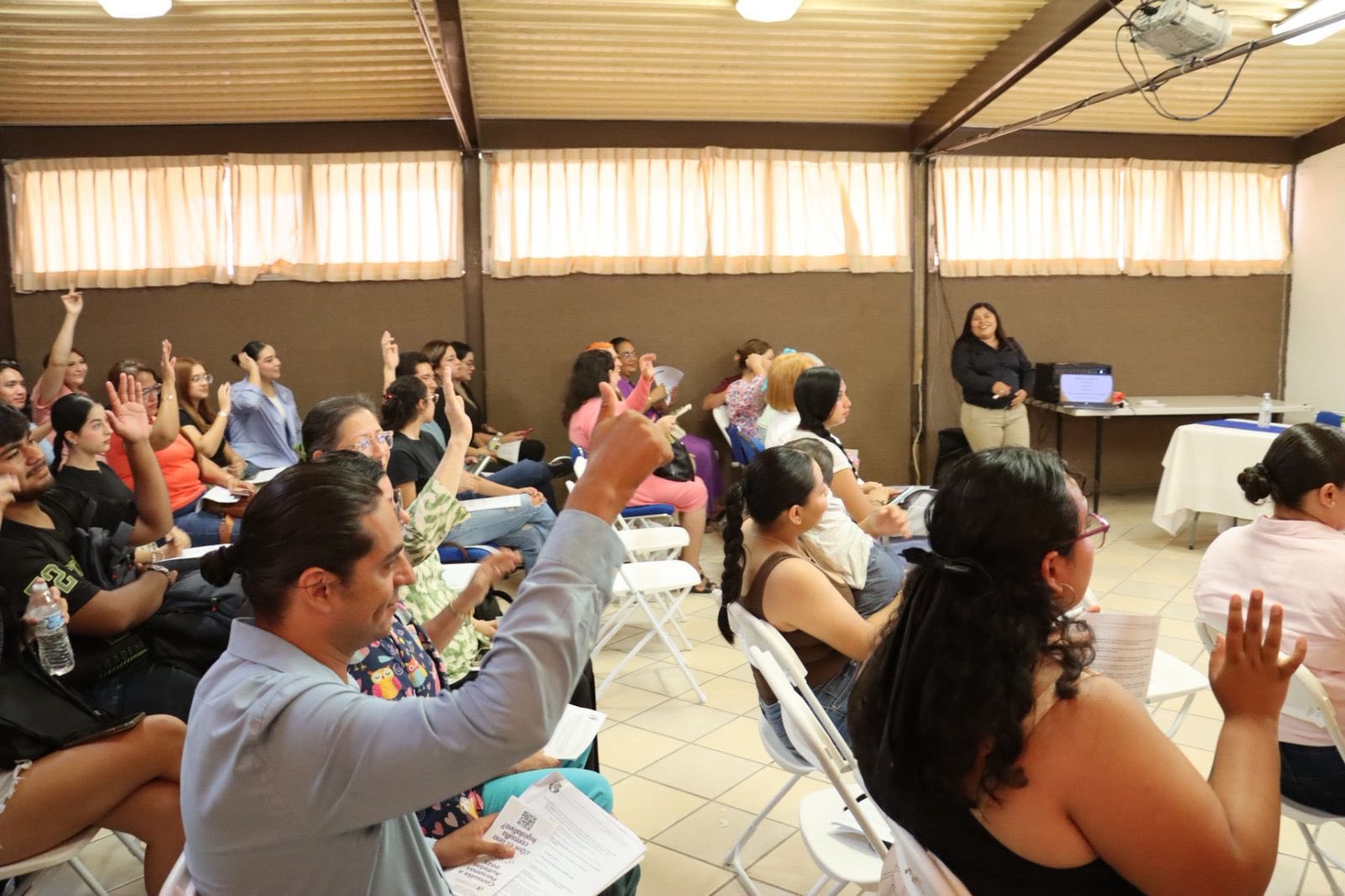 Puede ser una imagen de 8 personas, personas estudiando y texto