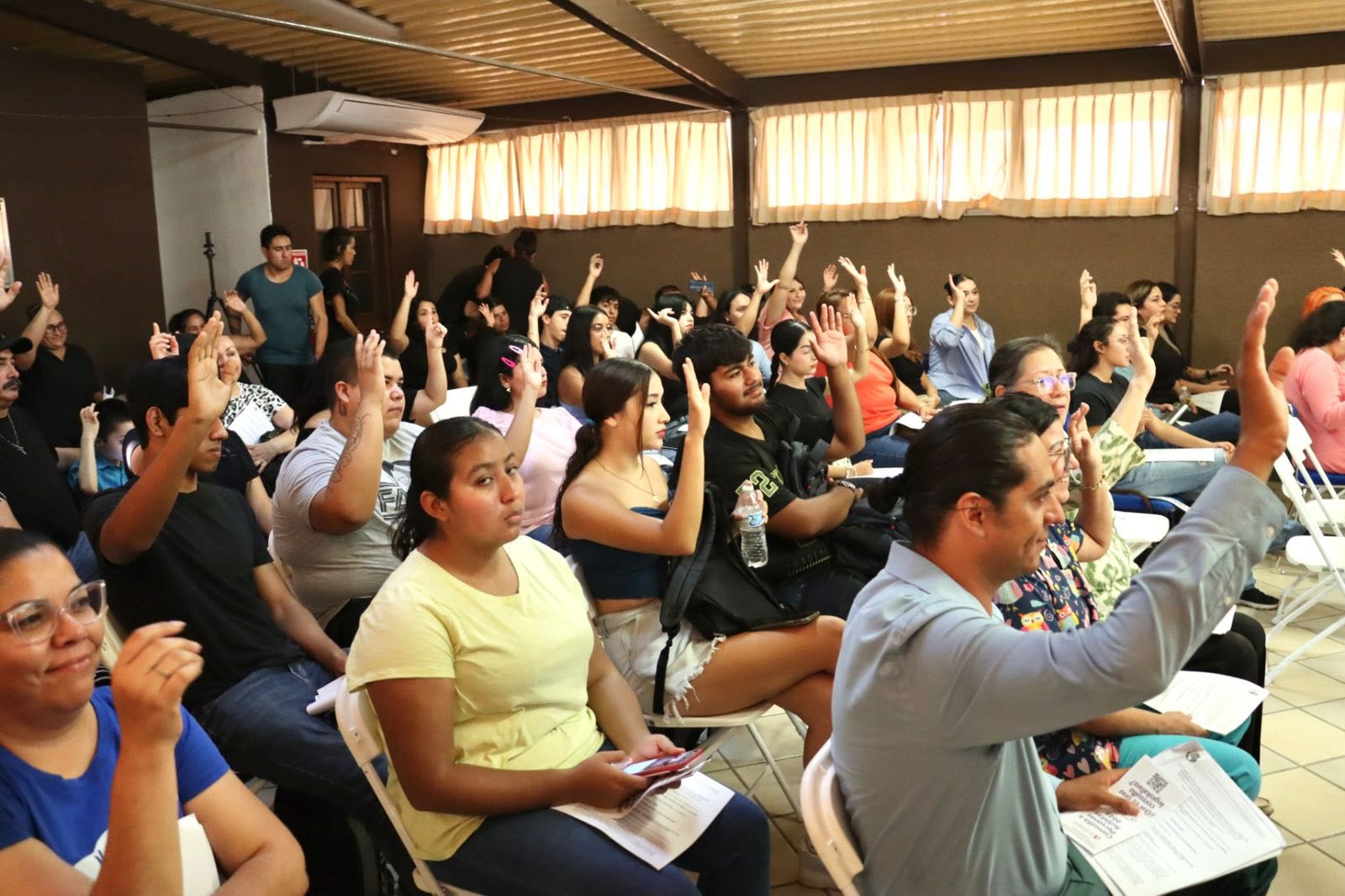 Puede ser una imagen de 7 personas