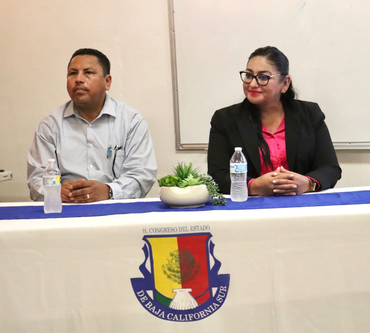 Puede ser una imagen de 9 personas y texto