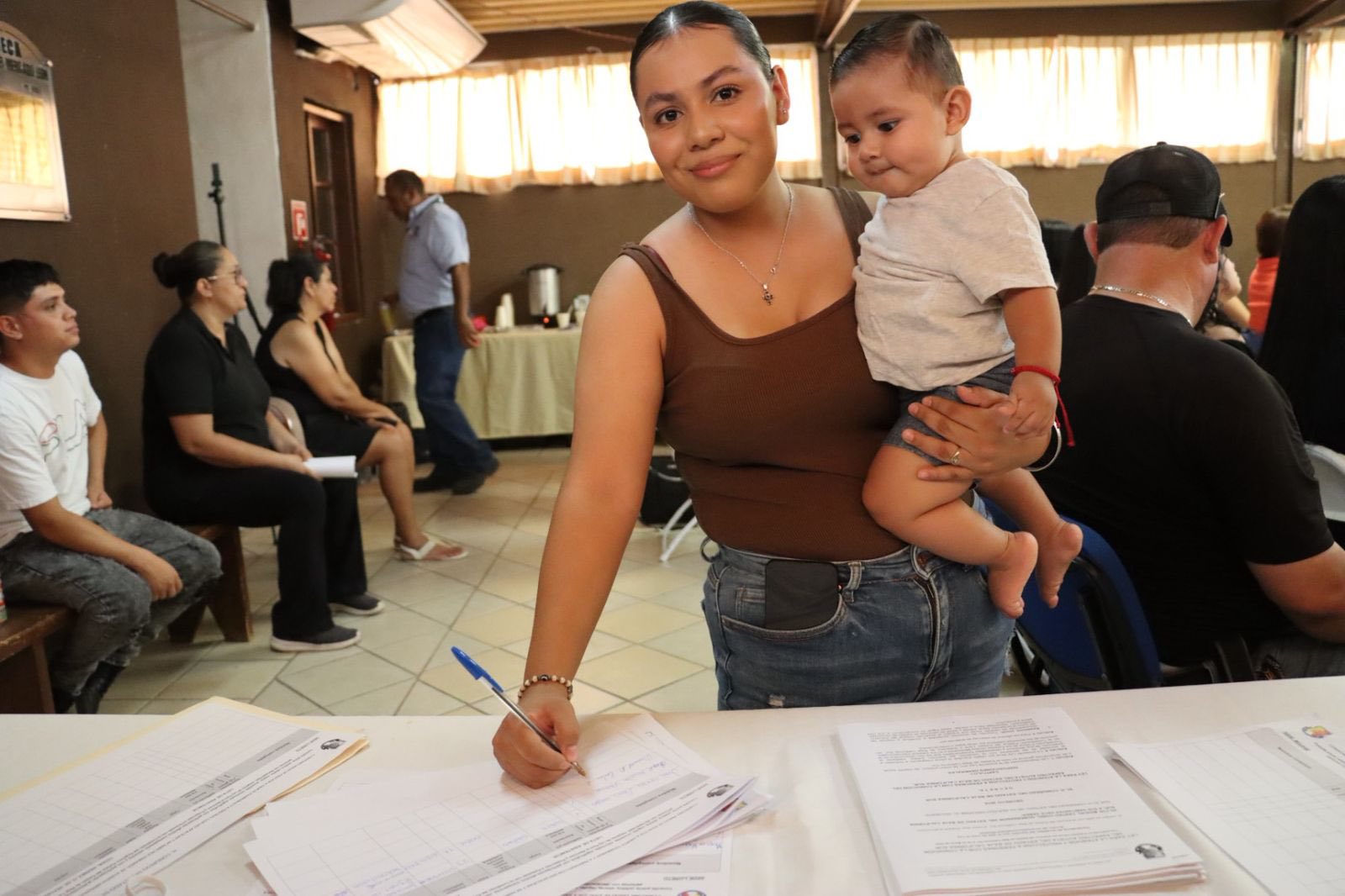 Puede ser una imagen de 9 personas y texto