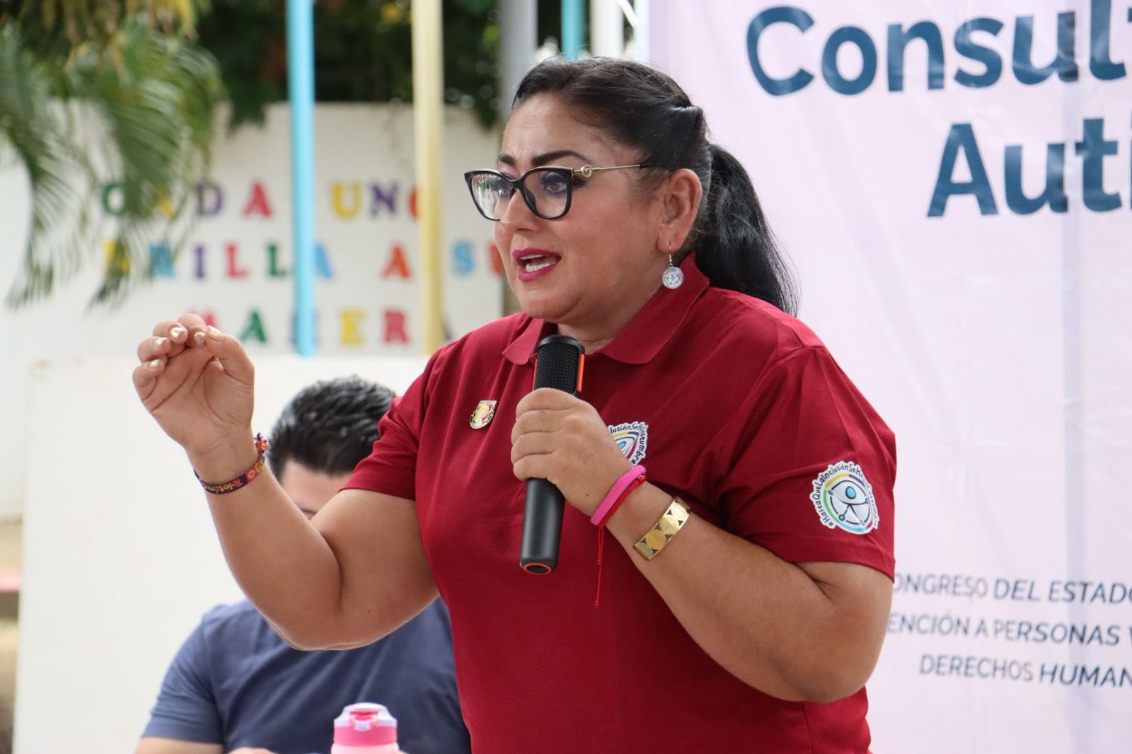 Puede ser una imagen de 4 personas y texto