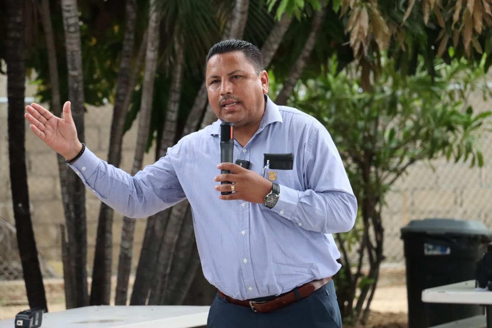 Puede ser una imagen de 2 personas y texto que dice "ONGRESO C"