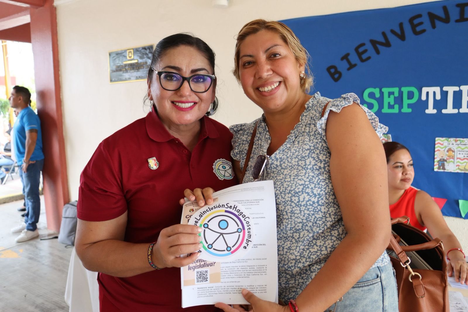 Puede ser una imagen de 9 personas y texto