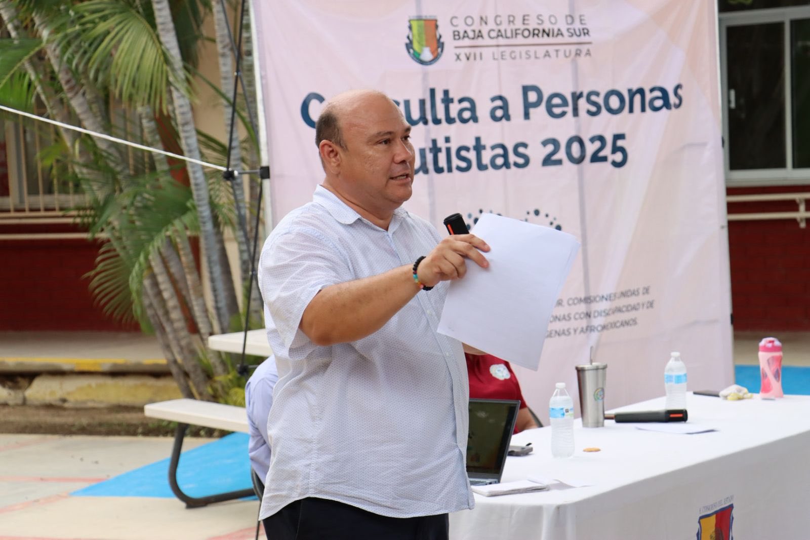 Puede ser una imagen de 9 personas y texto