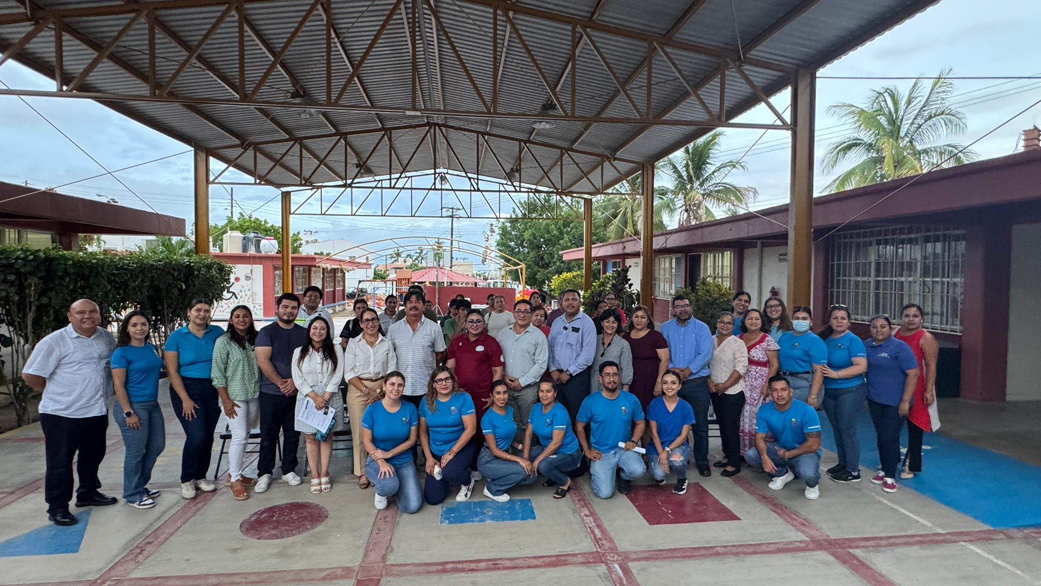 Puede ser una imagen de 8 personas, personas estudiando y texto