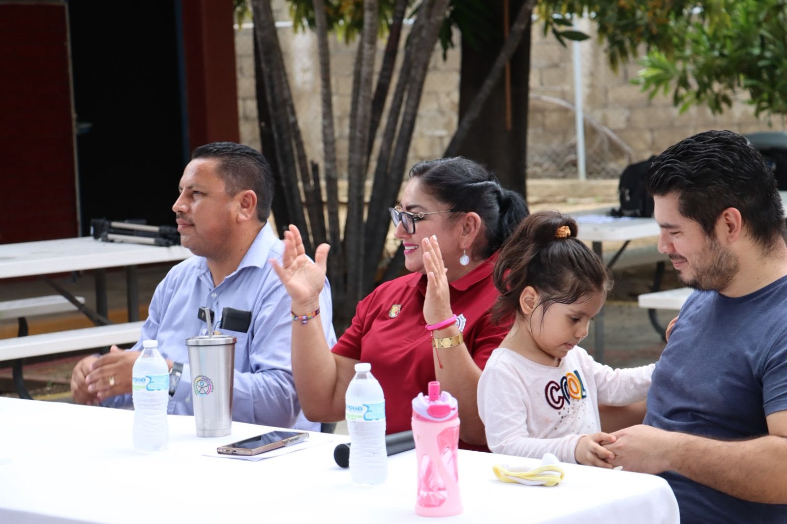 Puede ser una imagen de 7 personas