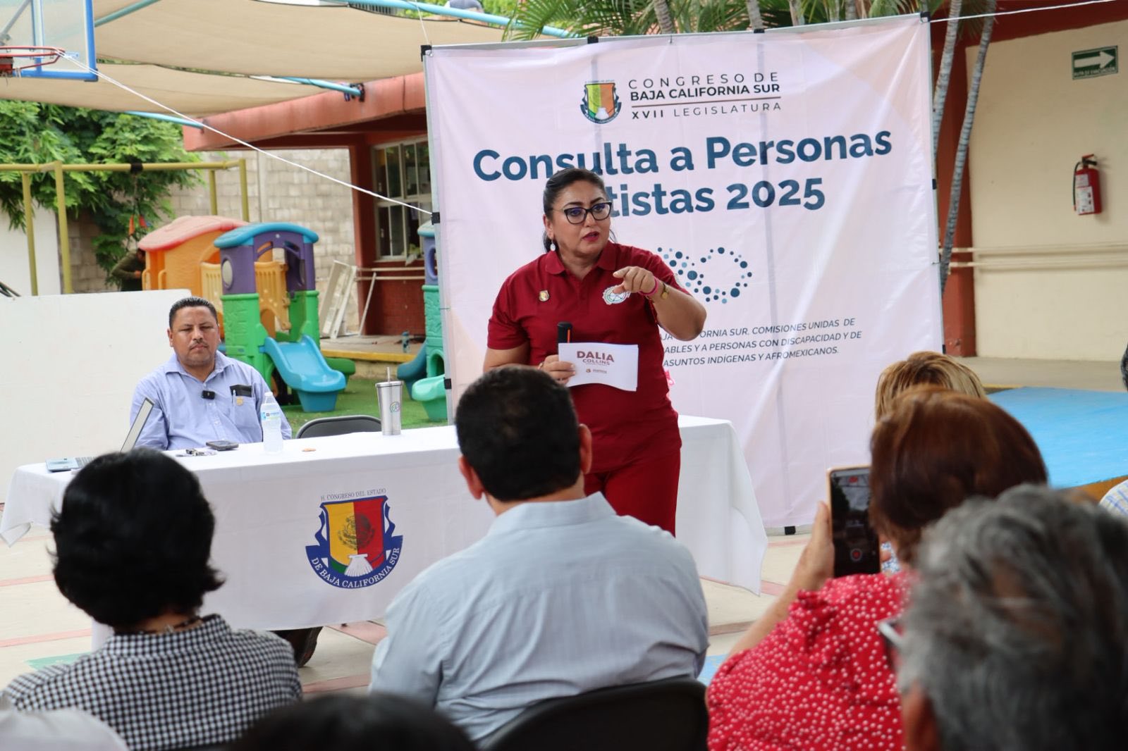 Puede ser una imagen de 9 personas y texto