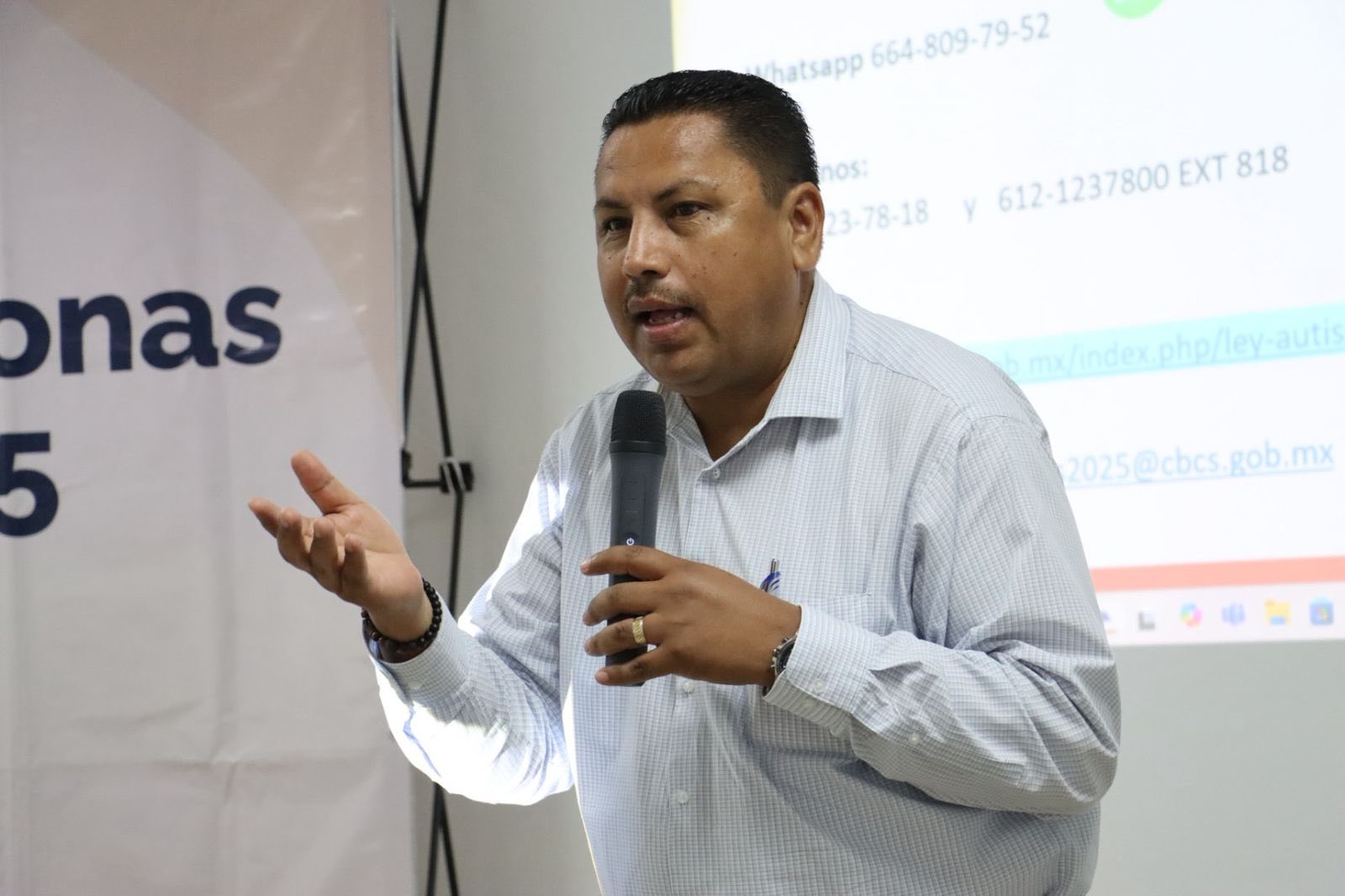 Puede ser una imagen de 2 personas y texto que dice "ONGRESO C"