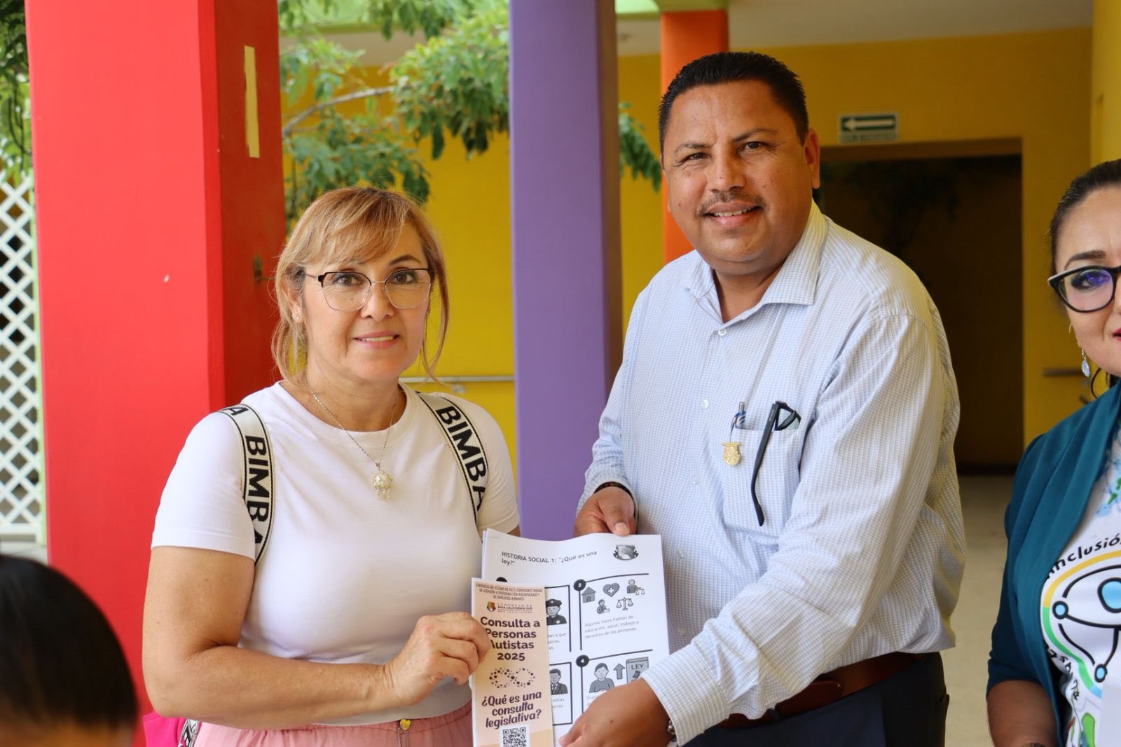 Puede ser una imagen de 9 personas y texto