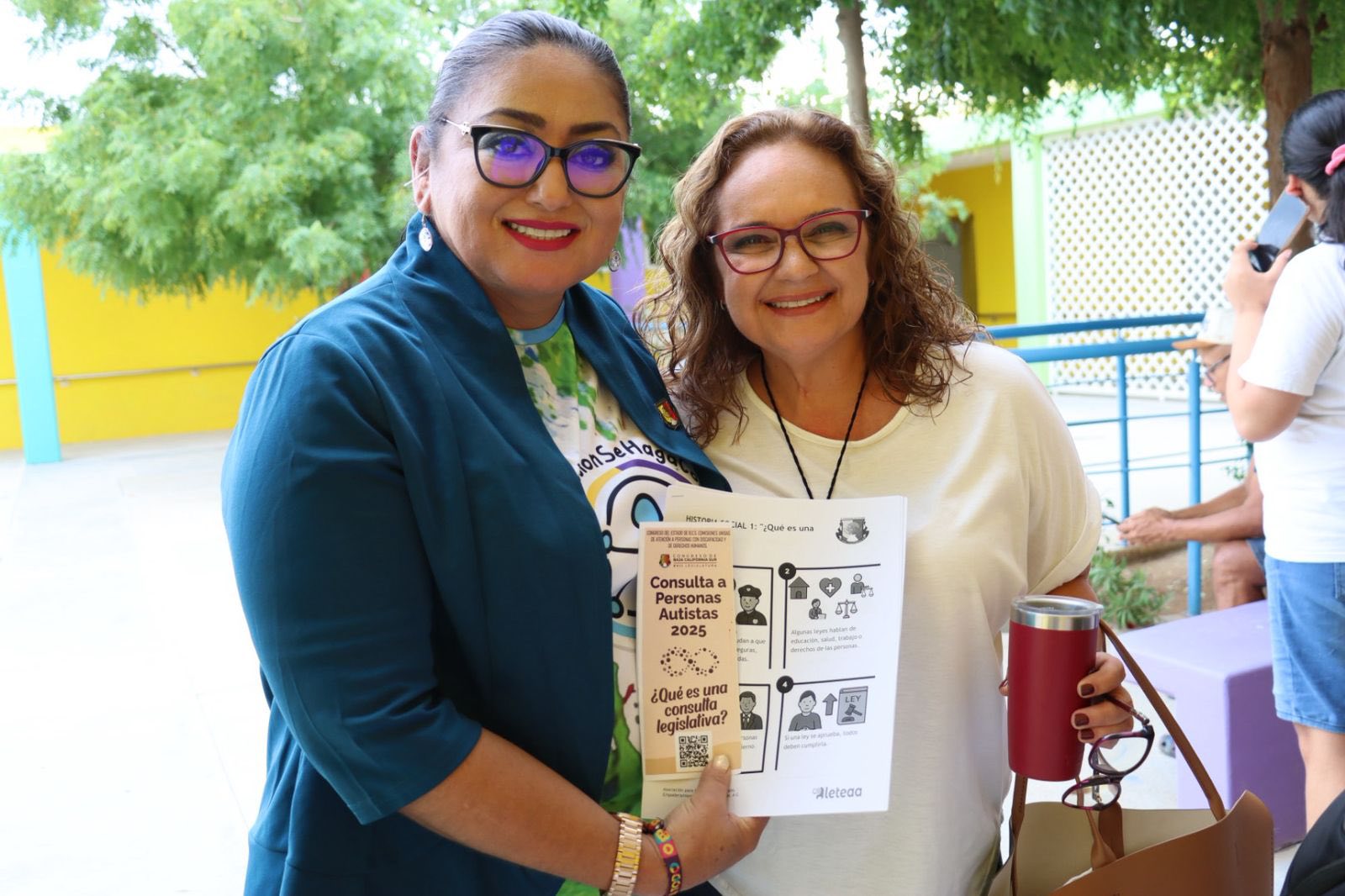 Puede ser una imagen de 8 personas, personas estudiando y texto