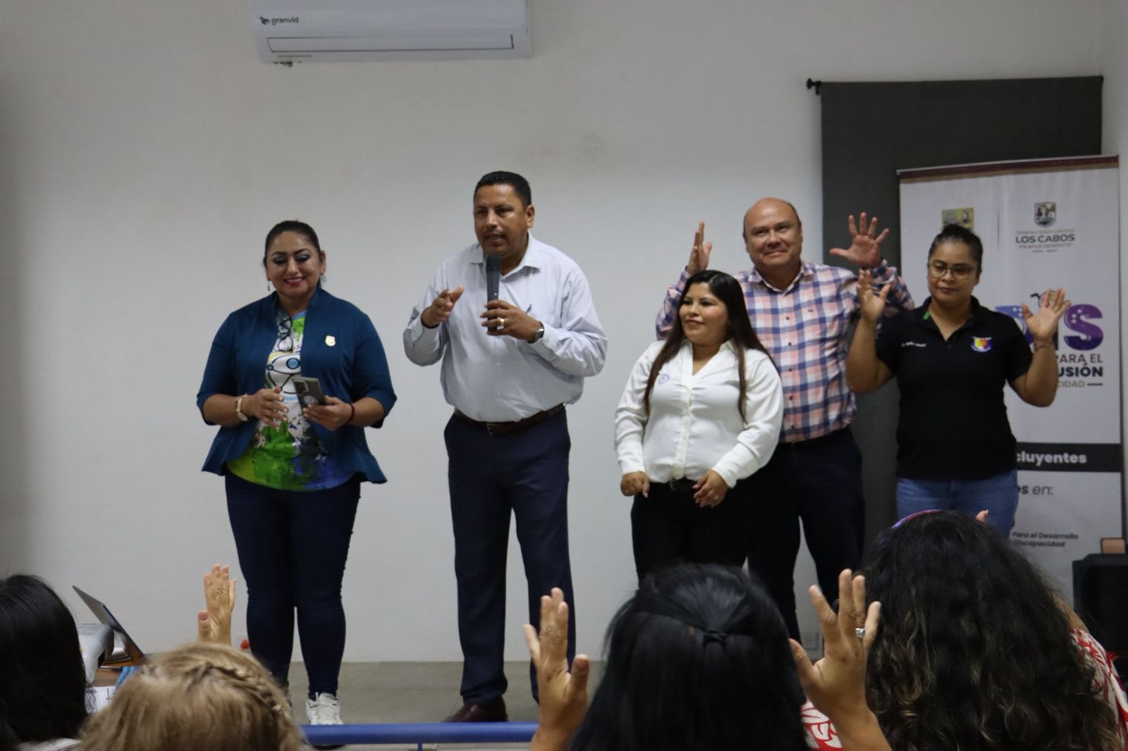 Puede ser una imagen de 7 personas