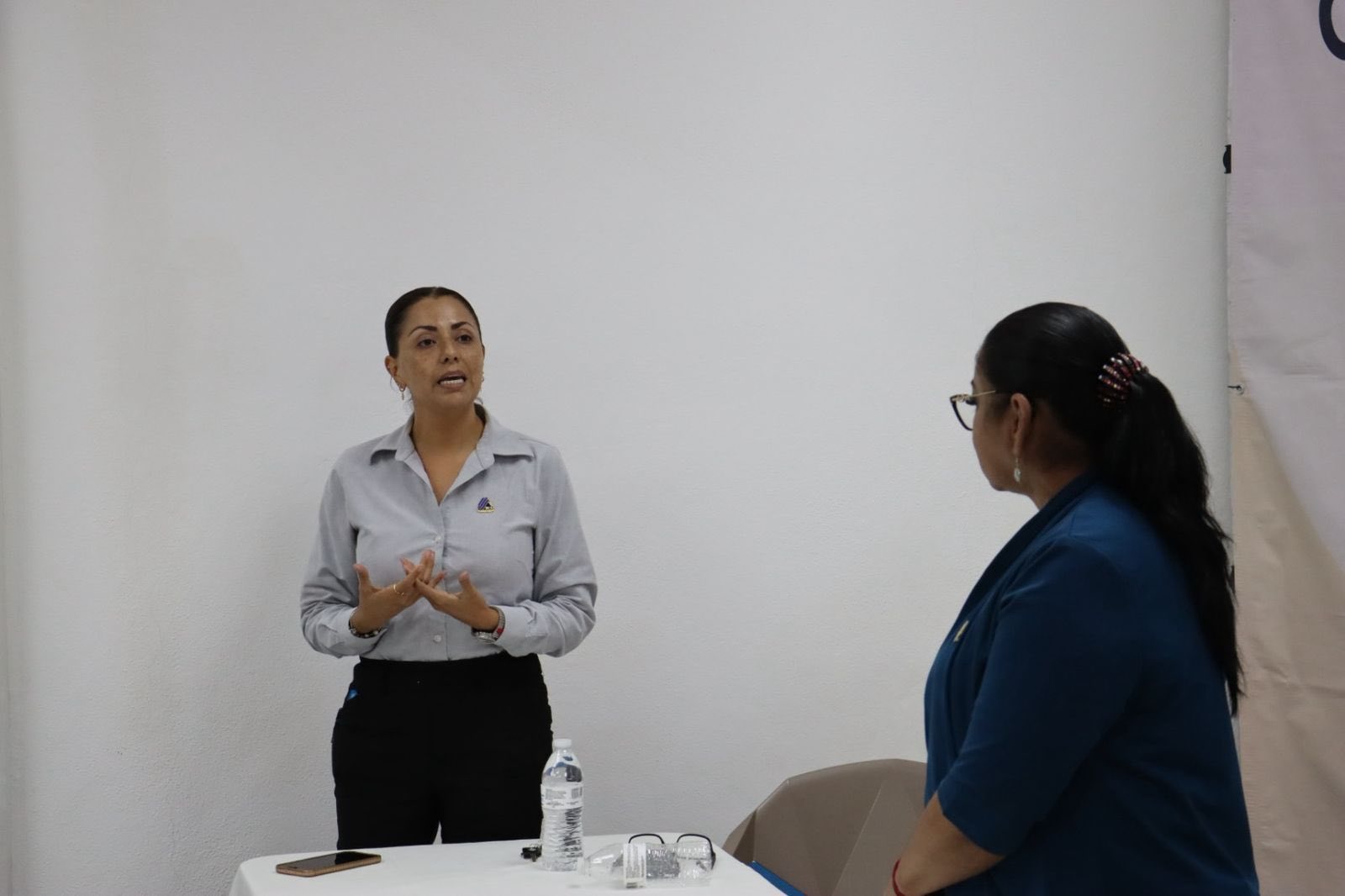 Puede ser una imagen de 9 personas y texto