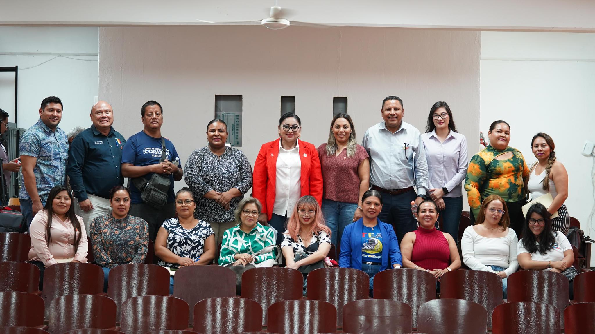 Puede ser una imagen de 4 personas y texto