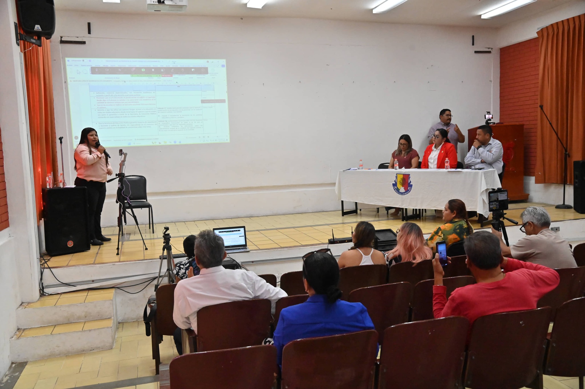 Puede ser una imagen de 4 personas y texto