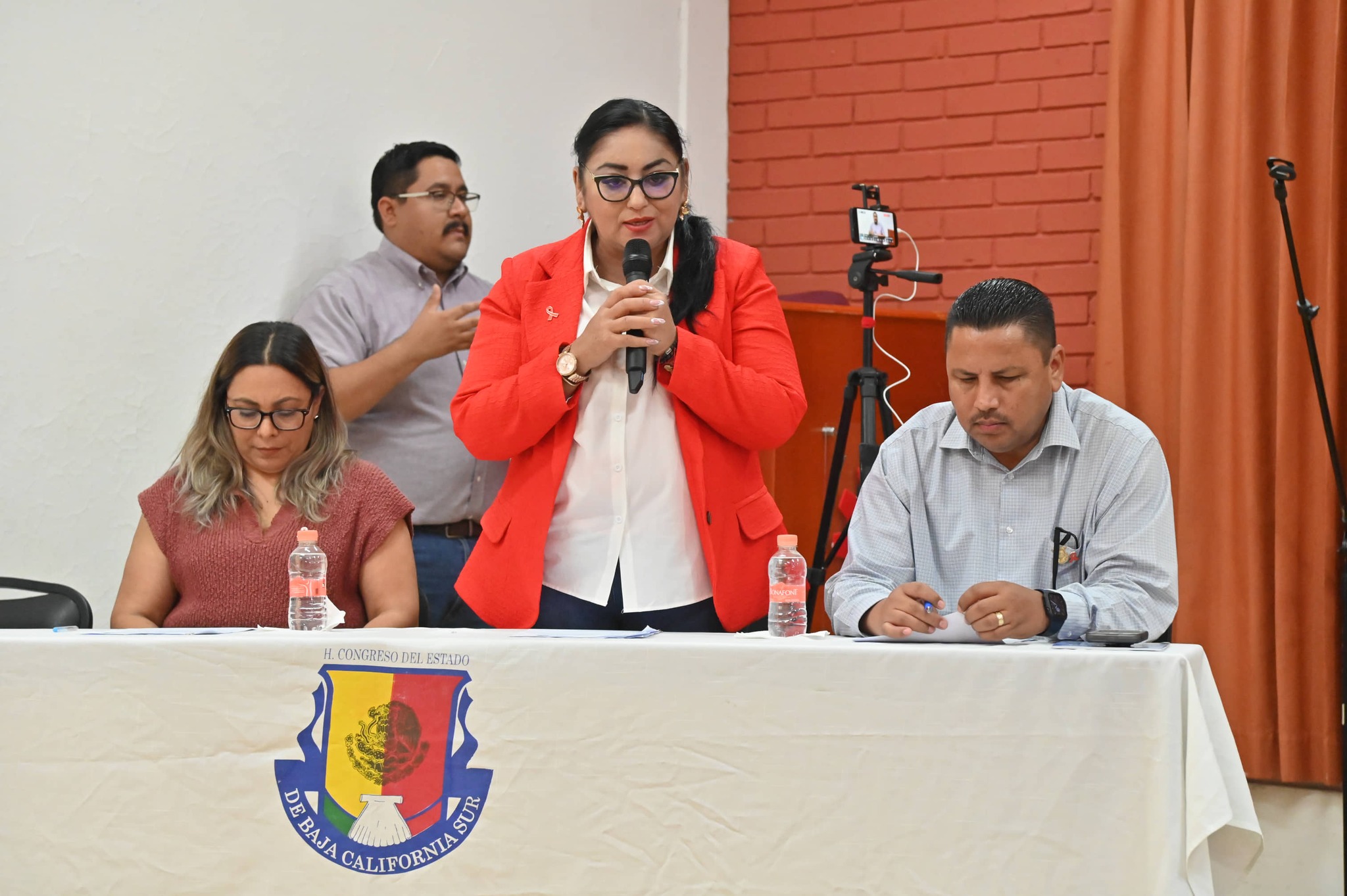 Puede ser una imagen de 4 personas y texto