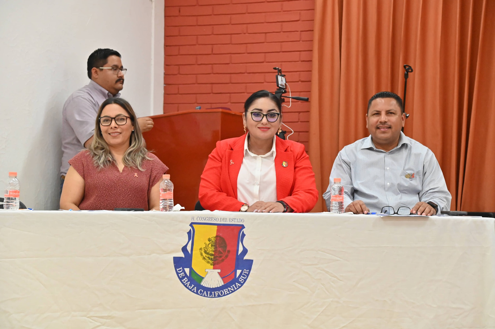 Puede ser una imagen de 4 personas y texto