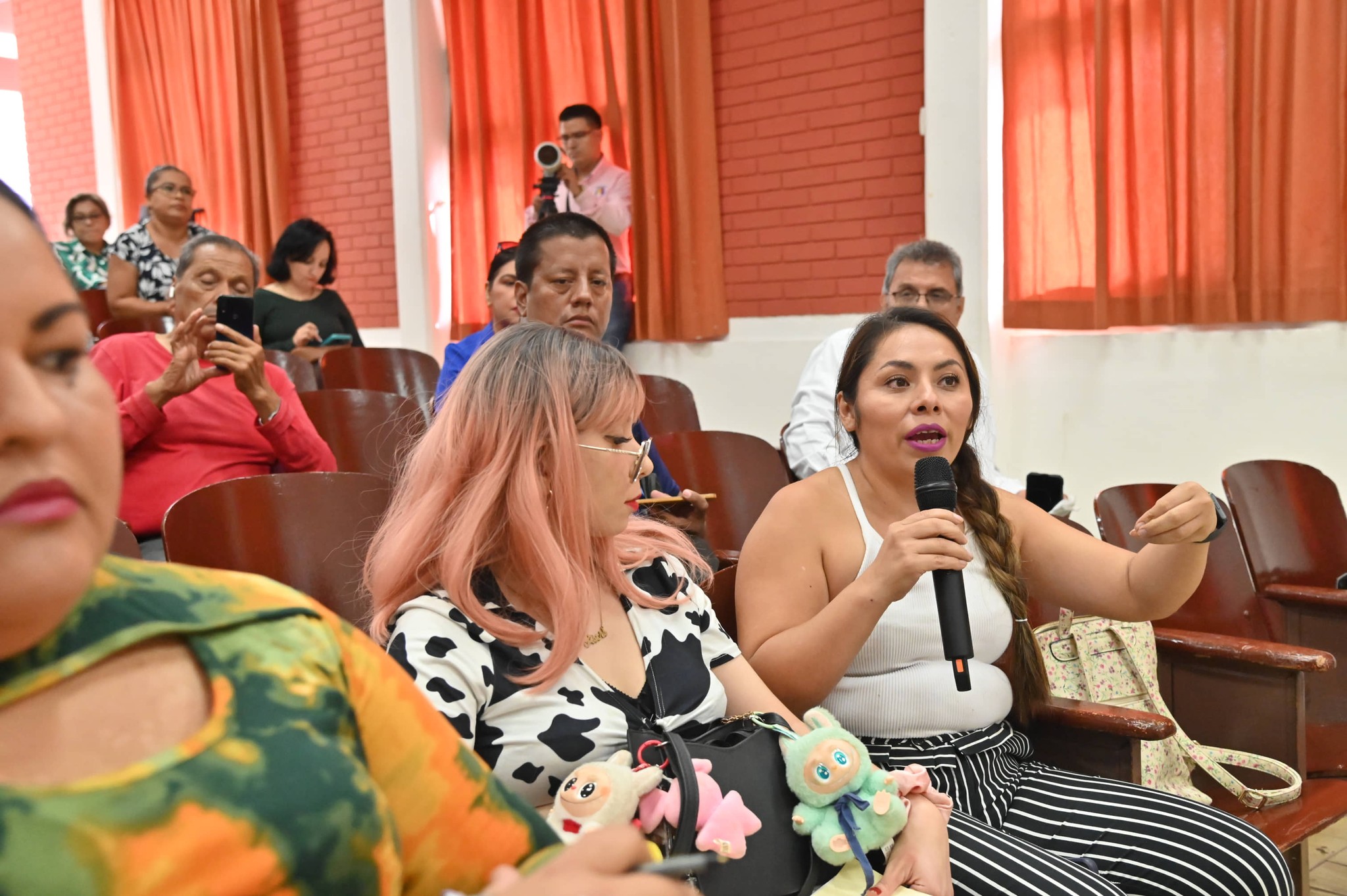 Puede ser una imagen de 4 personas y texto