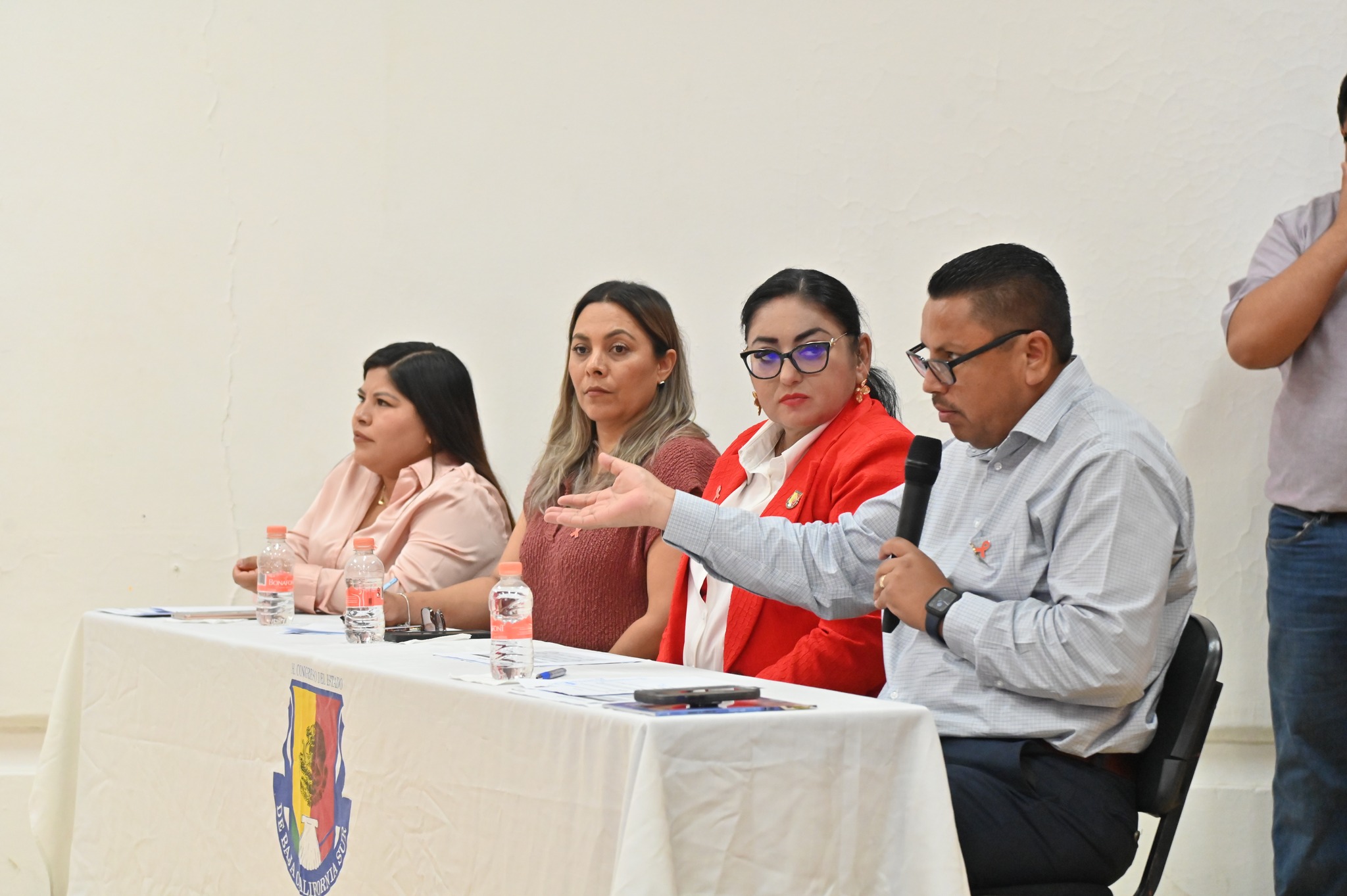 Puede ser una imagen de 4 personas y texto