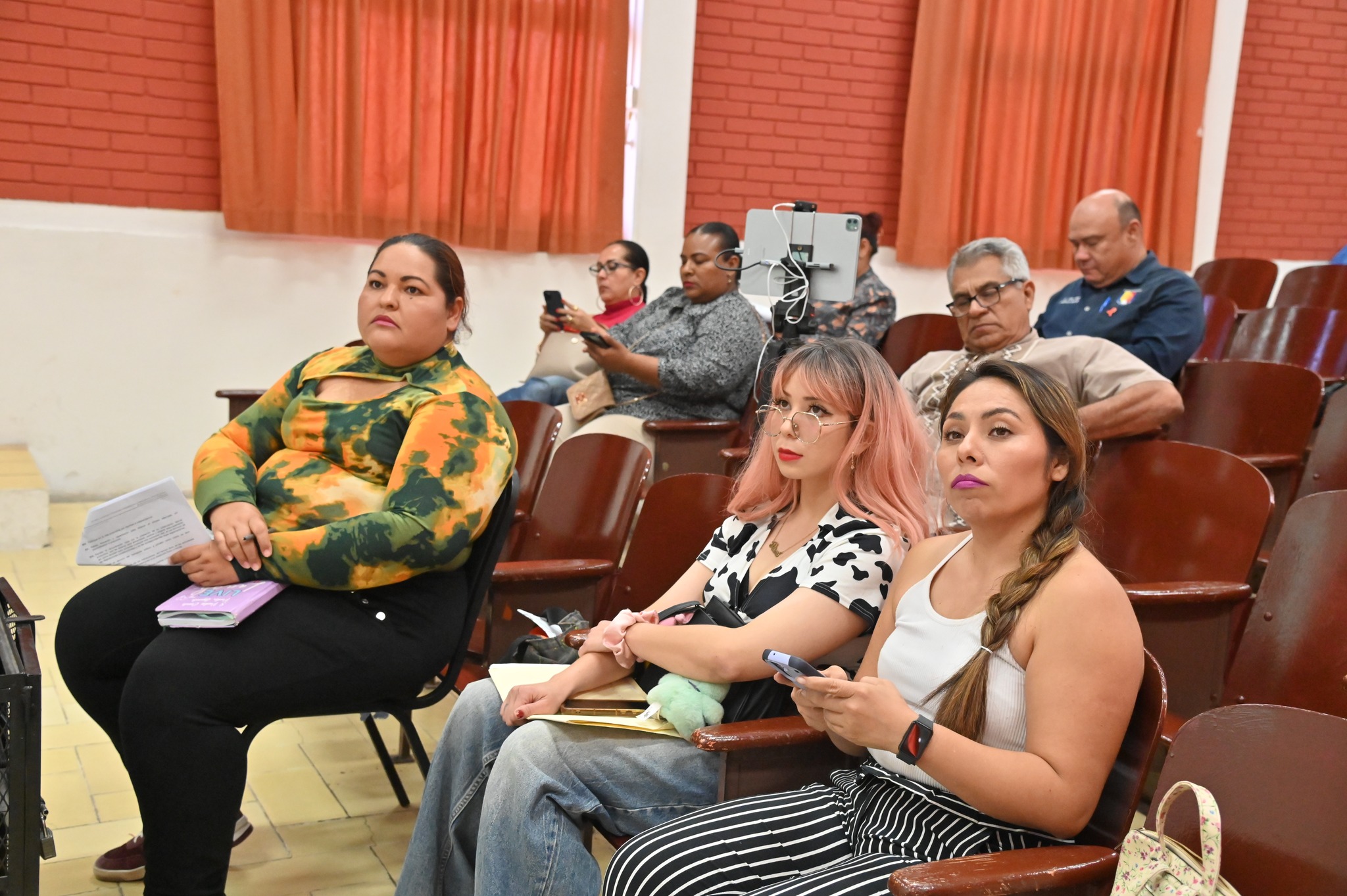 Puede ser una imagen de 4 personas y texto