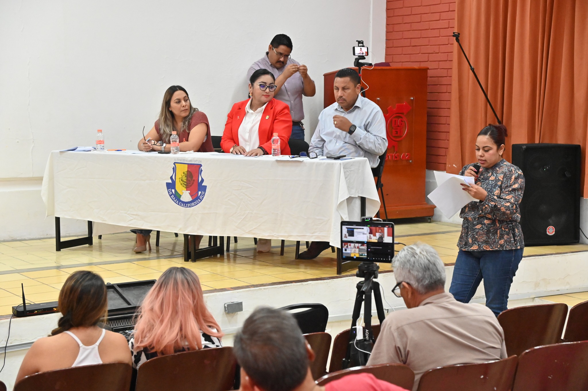 Puede ser una imagen de 4 personas y texto