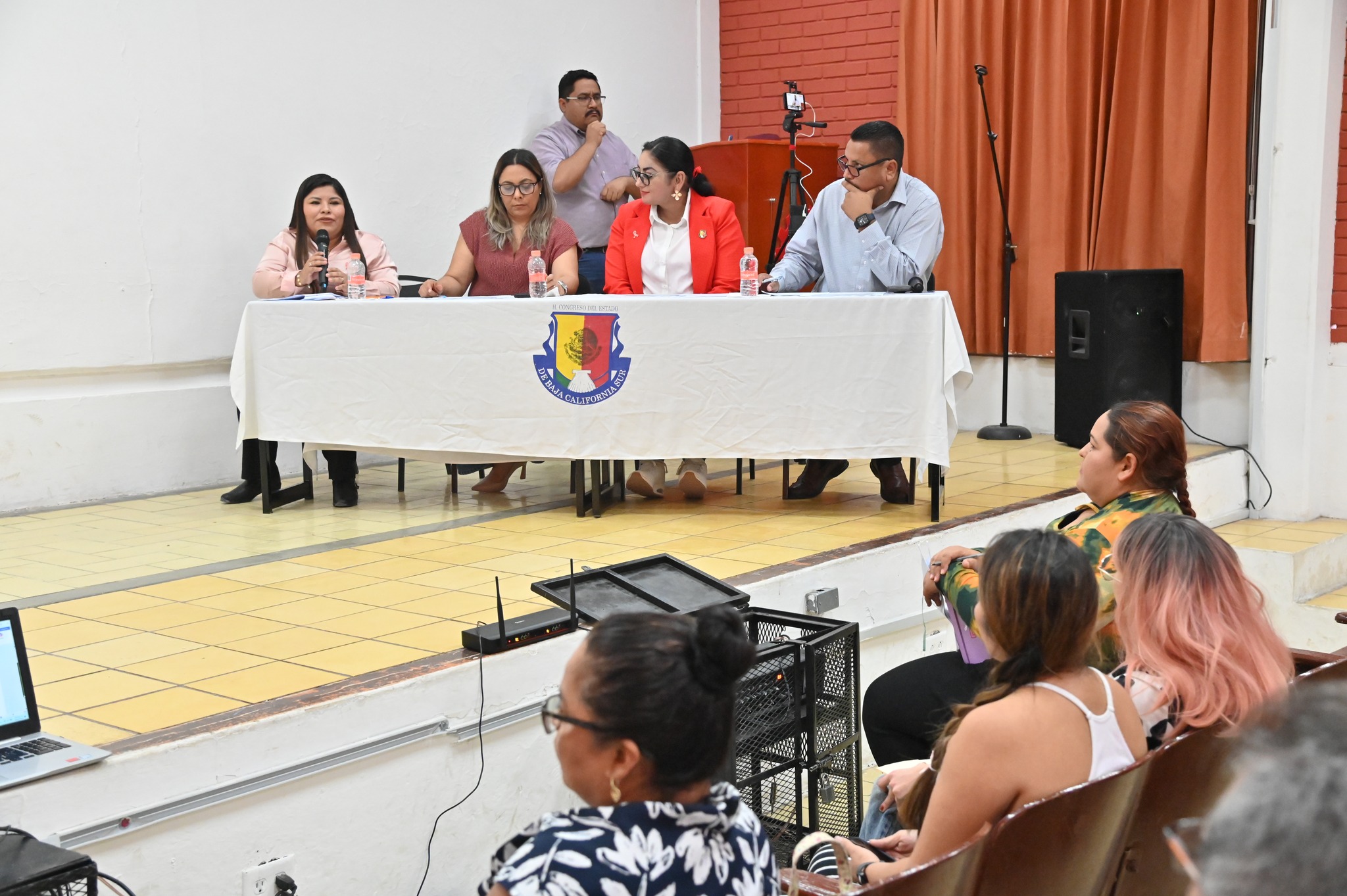 Puede ser una imagen de 4 personas y texto