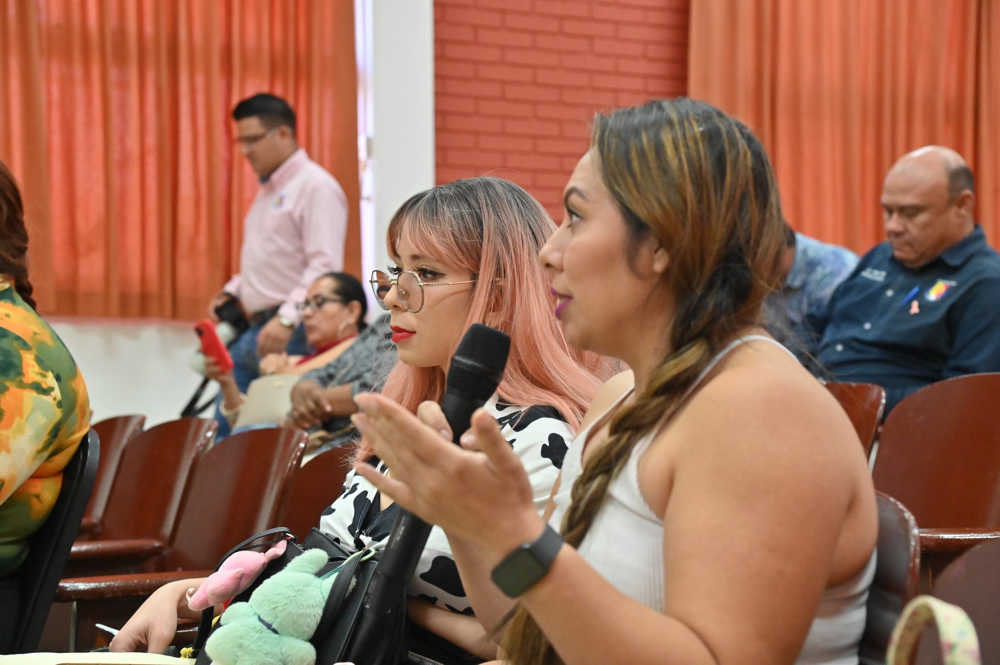 Puede ser una imagen de 4 personas y texto