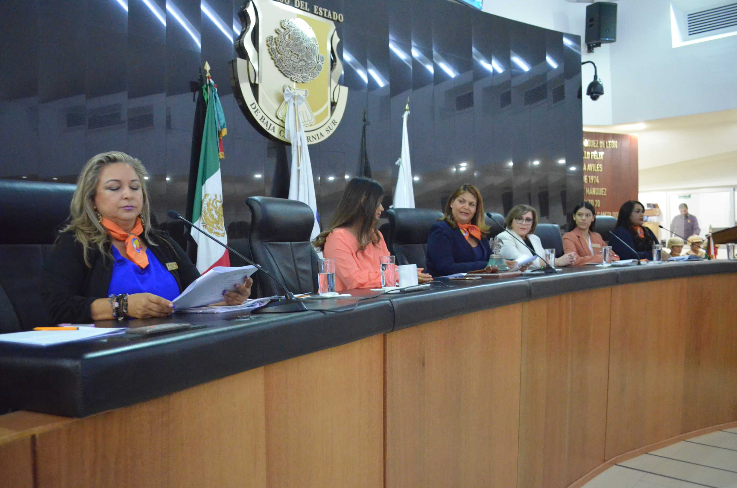 1ER PARLAMENTO MUJERES P1